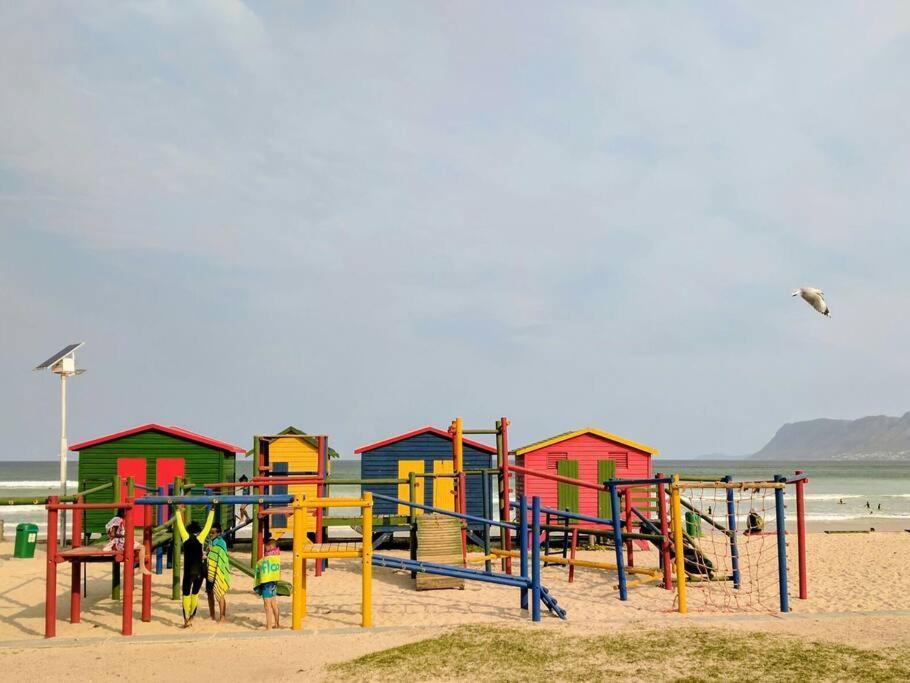On The Beach At Surfers Corner Кейптаун Екстериор снимка